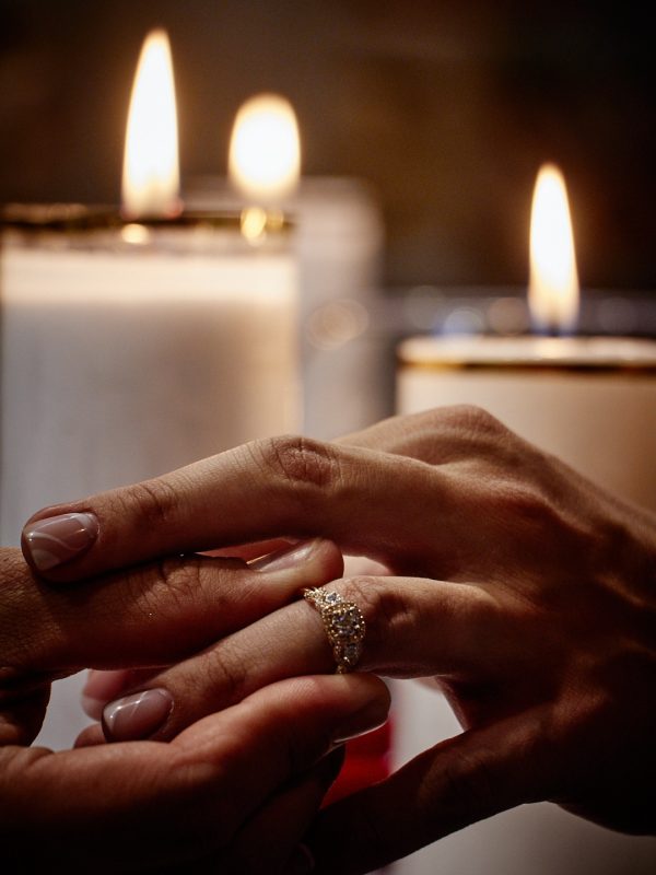 Fotografía de boda en Quito - Novios en ceremonia - fotógrafo profesional Quito Ecuador - manos de novios - aros